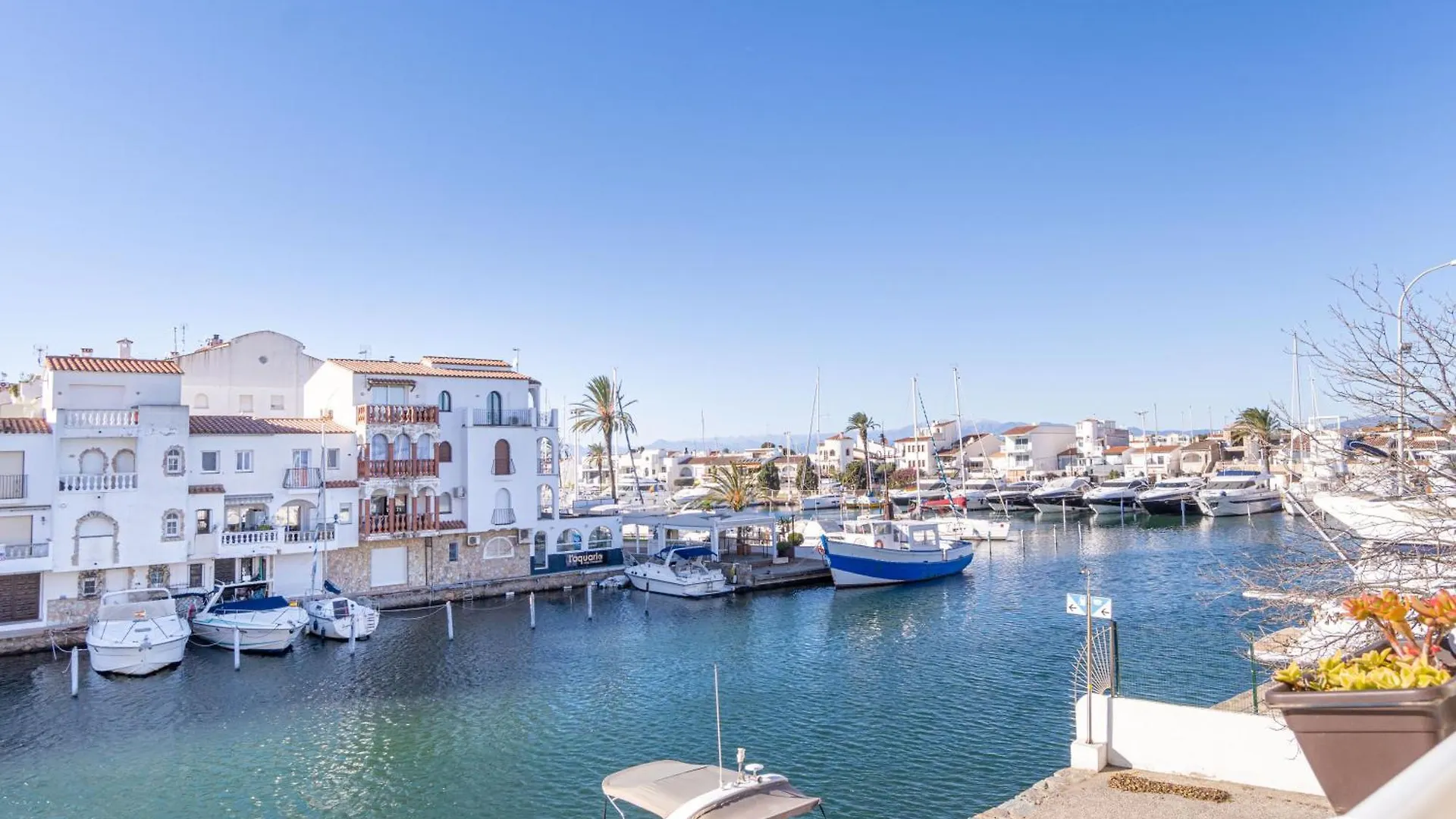 Apartamento Frente Al Canal Con Terraza location