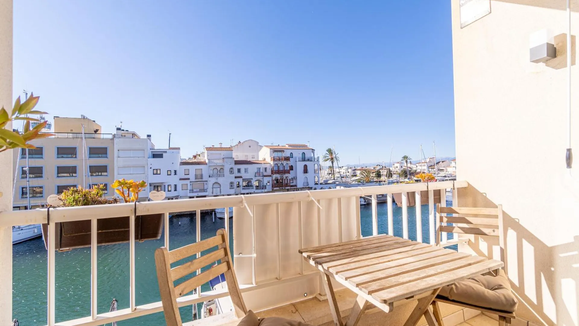 Apartamento Frente Al Canal Con Terraza Apartamento Empuriabrava