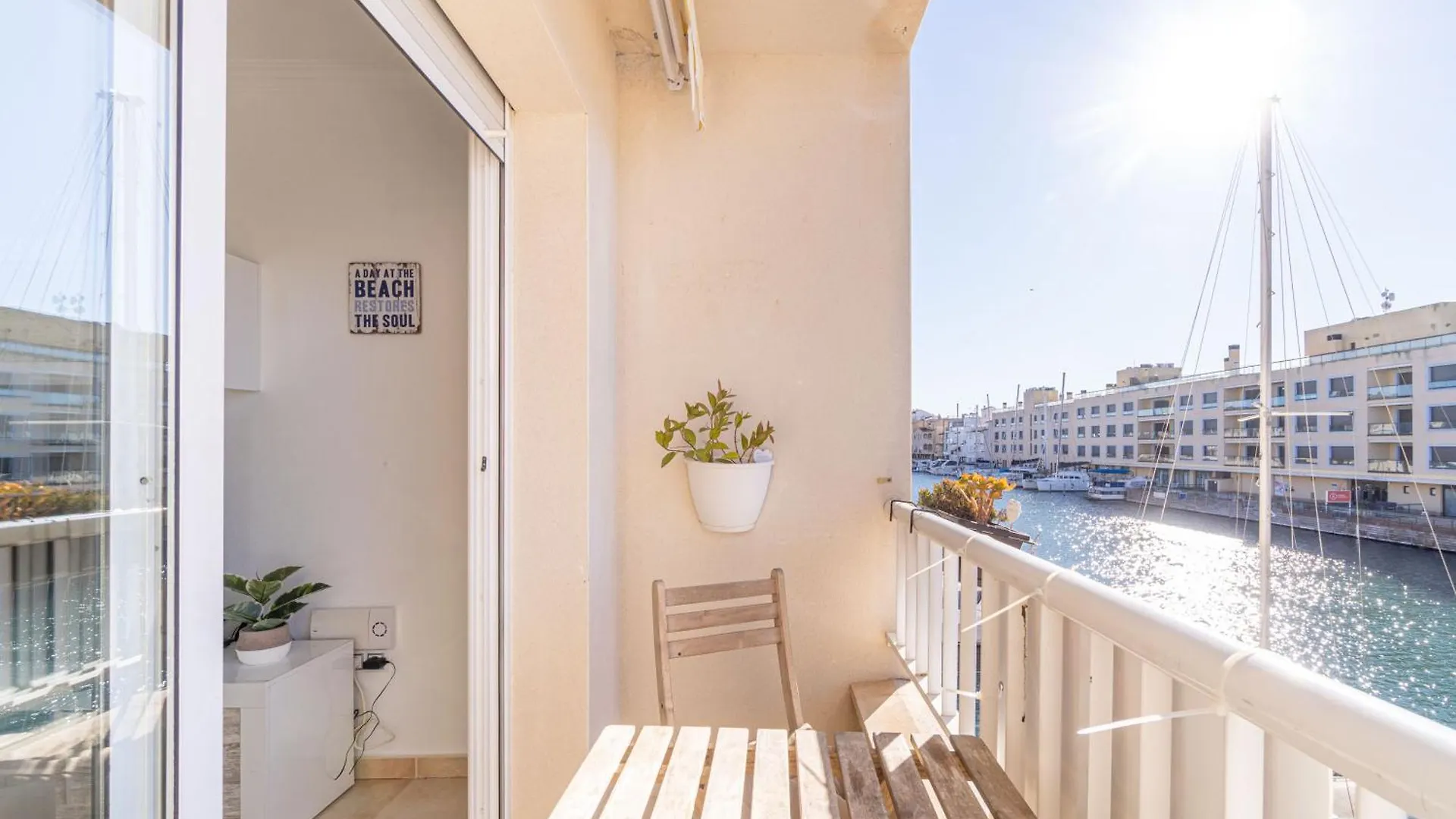 Apartamento Frente Al Canal Con Terraza Apartamento Empuriabrava